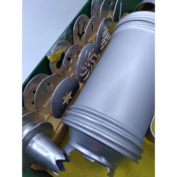 Vtg. Mirro Cookie And Pastry Press Aluminum in original box with 12 discs 3 tips - Picture 8 of 11